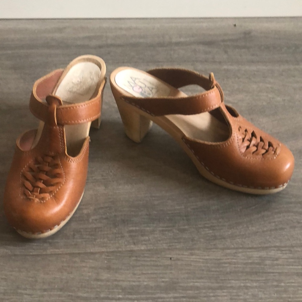 Maguba size 38 t strap high heeled clog sandal